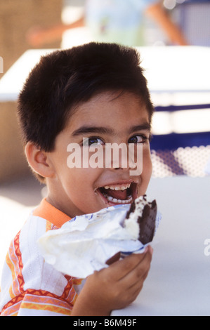 Junge junge Hispanic genießt Eis. Stockfoto