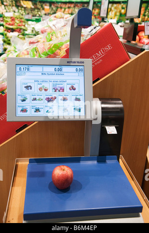 Intelligente Waage im Bereich Obst und Lebensmittelgeschäft scannt das Produkt und gibt dem Verbraucher eine Auswahl an Produkten Stockfoto