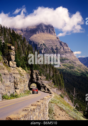 Vintage red Jammer-Tour-Bus auf dem Weg zum Sonne Parkway, indem Sie auf der Sun Mt Stockfoto