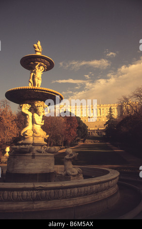 Fuente de las Conchas Brunnen in Campo de Moro Gärten im Herbst, Königspalast dahinter, Madrid, Spanien. Mit einem Wärmeschutzfilter aufgenommen Stockfoto