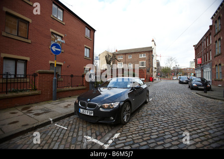 Black BMW 3 Serie Auto geparkt in der gepflasterten Straße in Leeds Stockfoto