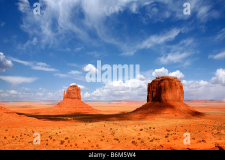 Monument Valley Buttes mit Cloud Cast Schatten tanzen entlang des Tales Stockfoto