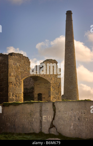 Graffiti-Wand bedeckt und verlassenen Gebäuden auf Botallack Cornwall Stockfoto