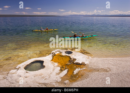 YELLOWSTONE-Nationalpark, WYOMING USA - Touristen in Kajaks am Lake Yellowstone in West Thumb Geyser Basin Stockfoto