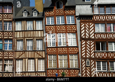 Rennes Bretagne Frankreich bunte mittelalterliche halbe Fachwerkhaus Gebäude am Place du Champ Jacquet