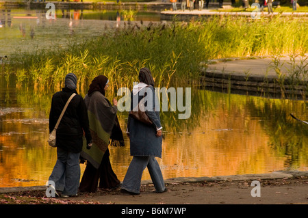 Muslimische Frauen in Mont Royal Park Montreal Quebec Kanada Stockfoto