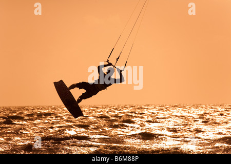 Kitesurfen, zeigt die Form des Boards auf dem Meer bei Harlingen Niederlande Stockfoto