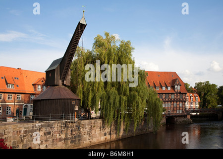 Alte hölzerne Kran verwendet, um Handelswaren am Fluss Ilmenau in Lüneburg Deutschland entladen Stockfoto