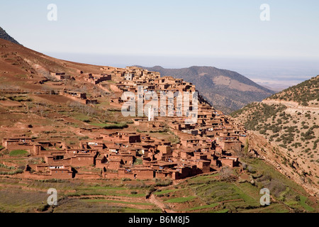 Marokko in Nordafrika Dezember schaut auf typische Lehmhütten der großen Berber Tal Bauerndorf im hohen Atlas-Gebirge Stockfoto