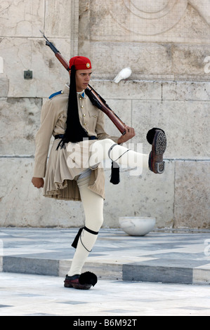 Einen einzigen griechischen Evzone, Solidr der Präsidentengarde, mit den Worten des Perikles hinter ihm. Stockfoto