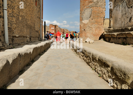 Eine feine Straßenansicht, Vicolo dei Soprastanu, Vico dei Soprastanti. Es gibt nicht viel Sonne Schatten im Sommer, Pompeji, Italien. Stockfoto