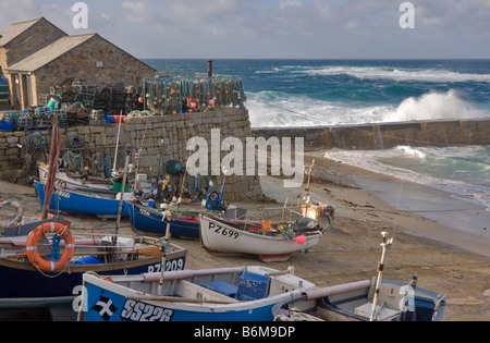 Angeln-Jollen am Strand hinter der Mole am Sennen Cove Cornwall ausgearbeitet Stockfoto