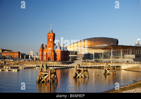 Das Pierhead Gebäude, der National Assembly for Wales und das Millennium Centre in Cardiff Bay, Cardiff, Wales, UK Stockfoto