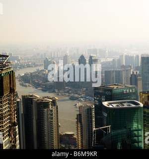 Blick nach Süden in Richtung Nanpu-Brücke über den Huangpu River in Shanghai Stockfoto