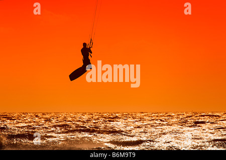 Kitesurfen auf dem Meer bei Harlingen Niederlande Stockfoto