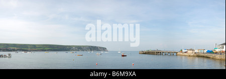 Genähte Panorama von Swanage Bay Dorset UK mit Swanage Pier auf der rechten Seite und Ballard Down im Hintergrund Stockfoto