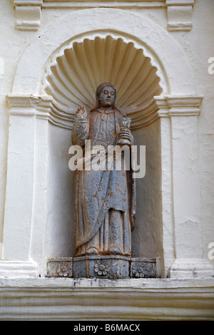 Statue von einer der Apostel vor der Kirche St. Cajetan, Old Goa, Goa, Indien Stockfoto