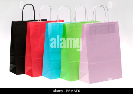 Fünf Papier Tragetaschen mit leuchtenden Farben in einer Reihe in einem Winkel Stockfoto