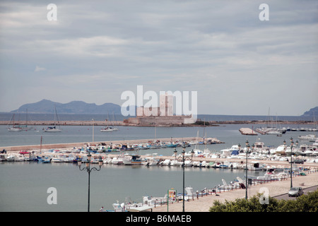 Blick in Richtung der Insel Favignana aus Via Regina Elina in der Stadt Trapani im Westen Siziliens Stockfoto