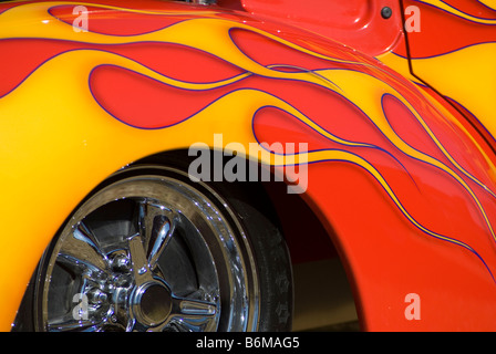Schutzblech ein Showcar bei einer Hot-Rod-Show mit Flammen drauf gemalt. Stockfoto