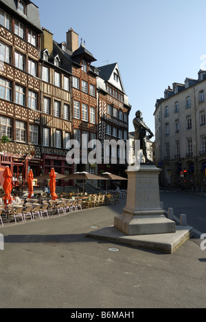 Rennes Bretagne Frankreich bunte mittelalterliche halbe Fachwerkhaus Gebäude am Place du Champ Jacquet Stockfoto