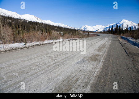 Der Dempster Highway im Yukon im Frühjahr Stockfoto