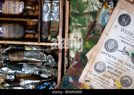 Holzkiste mit alten Tuben Ölfarbe und Künstler liefert Stockfoto