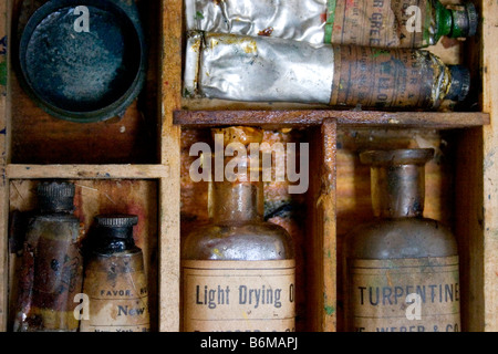 Holzkiste mit alten Tuben Ölfarbe und Künstler liefert Stockfoto