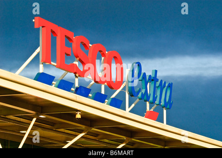 Tesco Extra Zeichen auf dem Dach des Ladens. Stockfoto