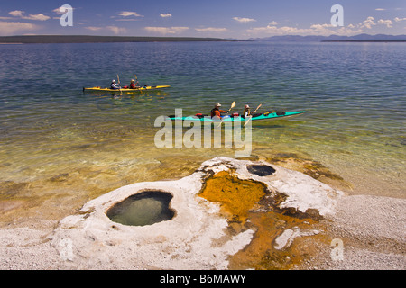 YELLOWSTONE-Nationalpark, WYOMING USA - Touristen in Kajaks am Lake Yellowstone in West Thumb Geyser Basin Stockfoto