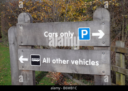 Parkplatz Schild im ländlichen Raum. Fineshade Holz, Northamptonshire, England, UK Stockfoto
