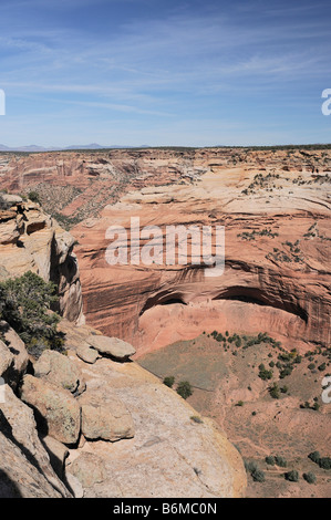 Mummy Cave Ruin und die umliegende Landschaft am Canyon del Muerto in Canyon de Chelly National Monument Arizona Stockfoto