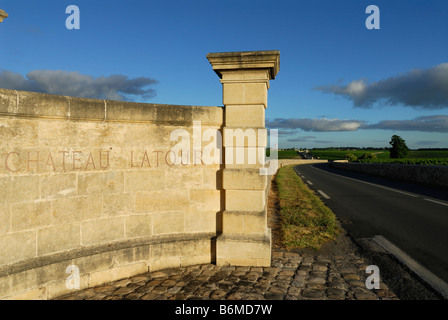 Grenze Frankreich Chateau Latour in Pauillac und Dorf St Julien Beychevelle in der Ferne Stockfoto