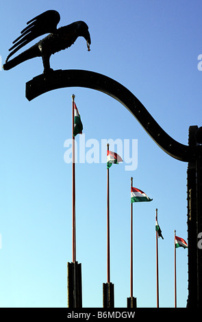 Silhouette eines Raben Skulptur und Fahnenmasten auf ein Tor in den Palast in Budapest, Ungarn Stockfoto