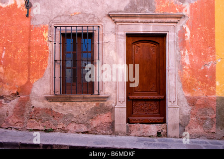 Tür und Fenster in bunten Gebäude in San Miguel de Allende, Mexiko Stockfoto