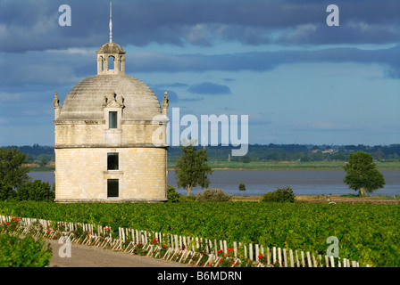 Pauillac Frankreich Chateau Latour Pigeonnier Pidgeon Haus sitzt unter den Weinreben der Gironde-Mündung in die backgound Stockfoto