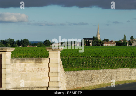 Grenze Frankreich Chateau Latour in Pauillac und Dorf St Julien Beychevelle in der Ferne Stockfoto