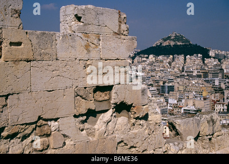 Blick auf Athen und die Akropolis, Lycabettus Hügel aus Ruinen Griechenland Stockfoto