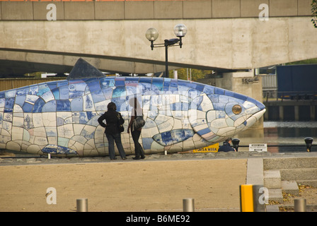 Belfast Großfische Skulptur Kunst im öffentlichen Raum beliebte Touristenattraktion Nordirland zwei Frauen Maßstab Größe Kontrast Stockfoto