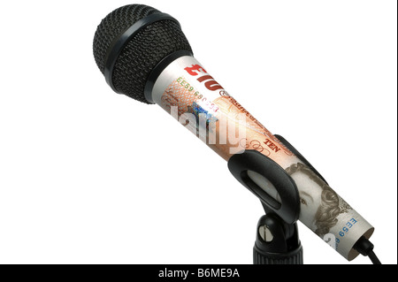 Konzept Geld spricht Bild eines Mikrofons mit einem zehn-Pfund-Note isoliert auf einem weißen Hintergrund gemacht Stockfoto
