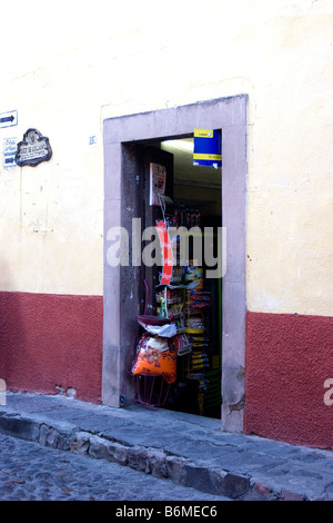 Haustür eines kleines Lebensmittelgeschäft oder Tienda in San Miguel de Allende, Mexiko Stockfoto