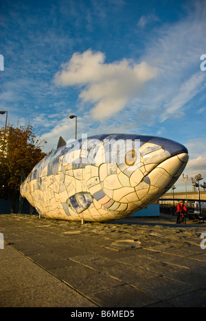 Belfast Großfische Skulptur Kunst im öffentlichen Raum beliebte touristische Attraktion Nordirland Waterfront Lagan Weir Laganside Stockfoto