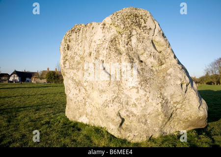 Steinkreis von Avebury und Dorf Wiltshire Stockfoto