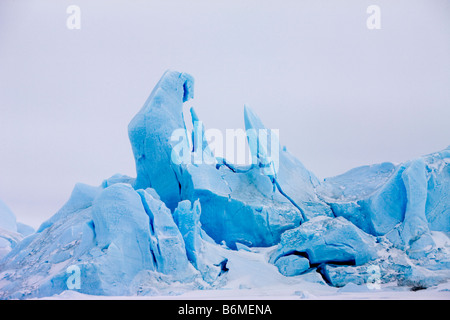 Ungewöhnlich geformte big blue Eisberg in der schnellen Ice im Weddellmeer der Antarktis gefangen Stockfoto