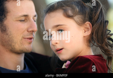 Ein Vater seine 7 jährige Tochter hielt Stockfoto