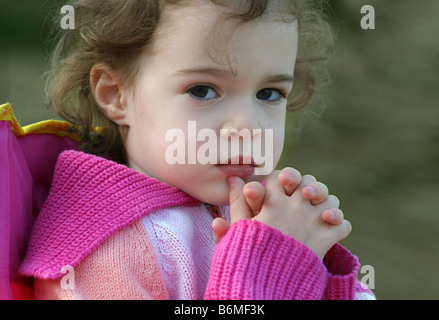 Ein Porträt von eine 4 jährige niedliche kleine Mädchen Stockfoto