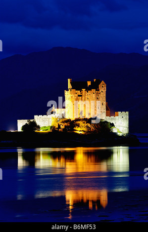 Eilean Donan Castle am Loch Duich in der Dämmerung in der Nähe von Dornie Schottland Stockfoto