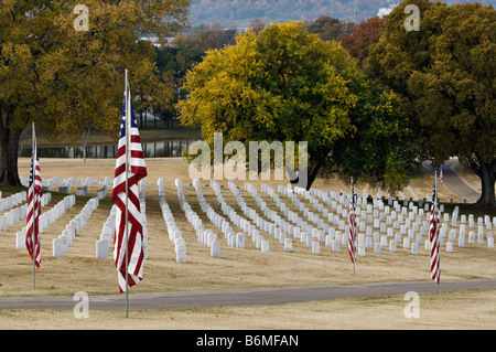 Amerikanische Flagge schmücken die Chattanooga Staatsangehörig-Kirchhof am Veterans Day Tennessee Stockfoto