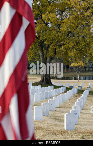 Amerikanische Flagge schmücken die Chattanooga Staatsangehörig-Kirchhof am Veterans Day Tennessee Stockfoto