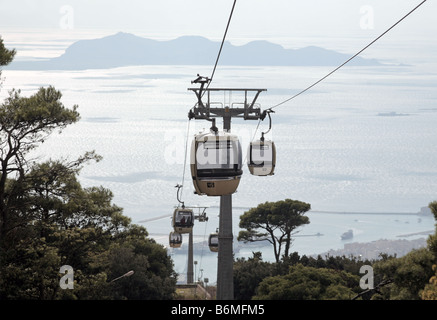 Die Standseilbahn, die von Trapani nach Erice im westlichen Sizilien, Italien geht. In der Ferne sehen die Insel Levanzo. Stockfoto